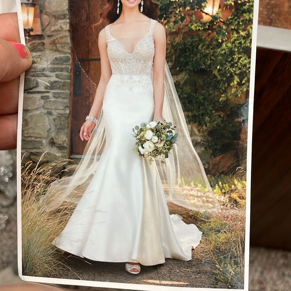 New essence of Australia beaded top with tiny buttons up entire back bridal gown